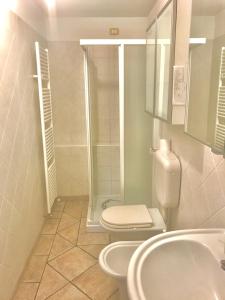 een badkamer met een toilet, een wastafel en een douche bij App G&G in Sagron Mis