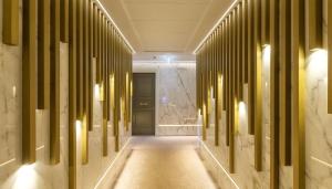 un pasillo de un hotel con luces en las paredes en Hotel Abner's, en Riccione