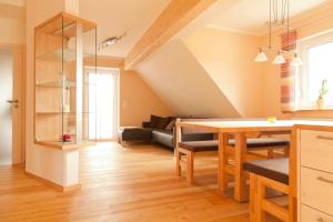 Ein Sitzbereich in der Unterkunft Familien & Ferien Wohnung by Holzbau Keller