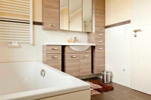 Ein Badezimmer in der Unterkunft Familien & Ferien Wohnung by Holzbau Keller