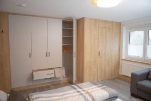 Ein Bett oder Betten in einem Zimmer der Unterkunft Familien & Ferien Wohnung by Holzbau Keller