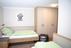 Ein Bett oder Betten in einem Zimmer der Unterkunft Familien & Ferien Wohnung by Holzbau Keller