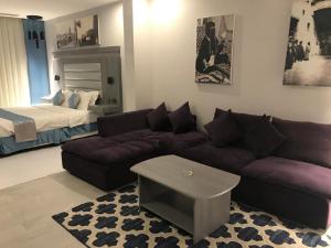 Manazeli Jeddah - في جدة: غرفة معيشة مع أريكة وسرير