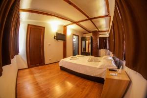 una camera con letto e pavimento in legno di Lake View a Sarichioi Altre 37 foto