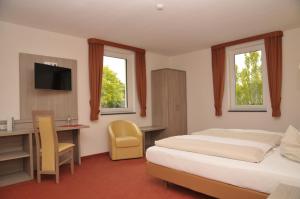 SteffelnにあるVulkanhotel balance&selfness ***Sのベッド、デスク、窓が備わるホテルルームです。
