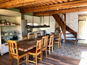 Kuchyň nebo kuchyňský kout v ubytování Vango Holiday Village