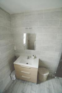 bagno con lavandino e specchio di "LOUJADE" Maison 3 Chambres à Moncé en Belin - Proche Circuit 24h du Mans a Moncé-en-Belin