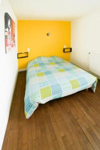 um quarto com uma cama grande num quarto em "LOUJADE" Maison 3 Chambres à Moncé en Belin - Proche Circuit 24h du Mans em Moncé-en-Belin