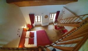 una vista aérea de una habitación con una escalera en Auverg'Nature Chambre Auvergnate massage ayurvédique, en Espinasse