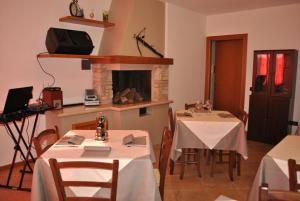 Restoran või mõni muu söögikoht majutusasutuses Albergo Quattro Pini