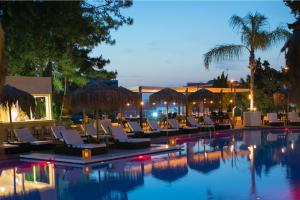 Bazén v ubytování Bamboo Suites Hotel nebo v jeho okolí
