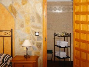 - une chambre avec un lit et des serviettes dans l'établissement La Villa Don Quijote, à Cuenca 41 autres photos
