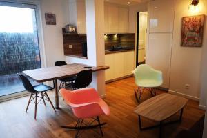 a kitchen with a table and chairs in a room at L'horizon 2 - bord de mer in Ploemeur