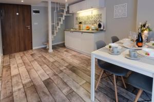 Kuchyňa alebo kuchynka v ubytovaní Holiday Home BALTIC z antresolą i balkonem przy plaży