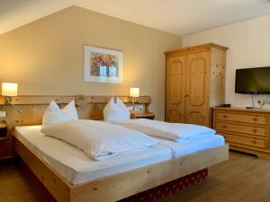 Postel nebo postele na pokoji v ubytování Hotel zur Post
