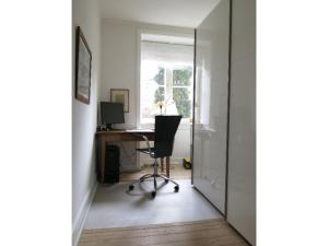 un bureau avec un bureau et une chaise à côté d'une porte dans l'établissement ApartmentInCopenhagen Apartment 701, à Copenhague