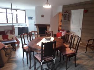 uma sala de estar com uma mesa de madeira e cadeiras em Marmottes em Font Romeu Odeillo Via