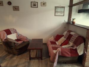 豐羅默奧代洛維亞的住宿－Marmottes，客厅配有两把椅子和一张桌子