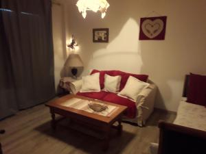 豐羅默奧代洛維亞的住宿－Marmottes，客厅配有红色沙发和茶几