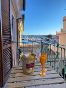 una mesa con cubo en el balcón con vistas en Cala Gavetta Marina Loft, en La Maddalena