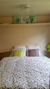 Un dormitorio con una cama con almohadas. en Li Sourso, en Aups