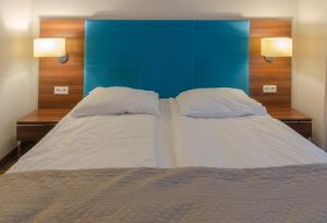 Łóżko lub łóżka w pokoju w obiekcie Holiday Home Aparthotel z balkonem przy plaży