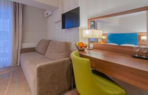 Telewizja i/lub zestaw kina domowego w obiekcie Holiday Home Aparthotel z balkonem przy plaży