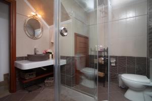 A bathroom at Sunrise Apartment Santorini