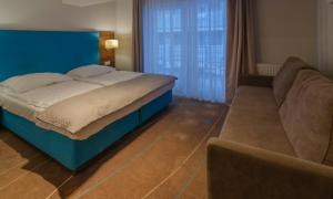 Łóżko lub łóżka w pokoju w obiekcie Holiday Home Aparthotel z balkonem przy plaży