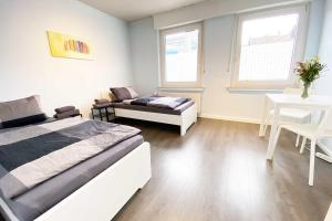 - une chambre avec un lit, un canapé et une table dans l'établissement Work & Stay in Kleve, à Clèves