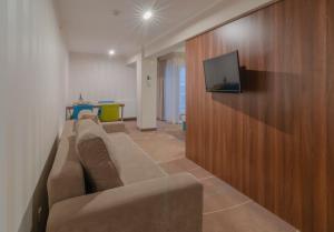 Televízia a/alebo spoločenská miestnosť v ubytovaní Holiday Home Aparthotel z balkonem przy plaży + 37 fotografií
