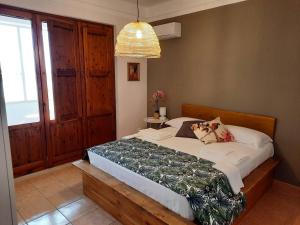 sypialnia z łóżkiem i lampką w obiekcie Aloha Marzamemi Rooms w mieście Marzamemi