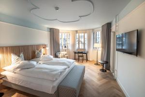 Schlafzimmer mit einem Bett und einem Flachbild-TV in der Unterkunft Best Western Plus Hotel Bern in Bern