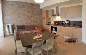 A kitchen or kitchenette at Casa La Pief 1 Giallo by Gardadomusmea