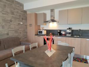 A kitchen or kitchenette at Casa La Pief 1 Giallo by Gardadomusmea