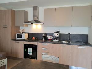 A kitchen or kitchenette at Casa La Pief 1 Giallo by Gardadomusmea