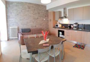 A kitchen or kitchenette at Casa La Pief 1 Giallo by Gardadomusmea Még 18 kép