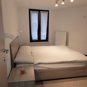 A bed or beds in a room at Casa La Pief 1 Giallo by Gardadomusmea