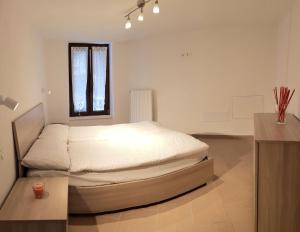 A bed or beds in a room at Casa La Pief 1 Giallo by Gardadomusmea