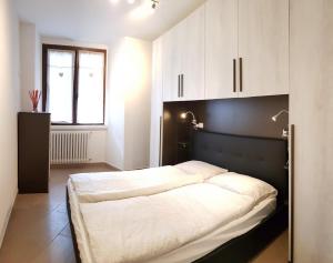 A bed or beds in a room at Casa La Pief 1 Giallo by Gardadomusmea