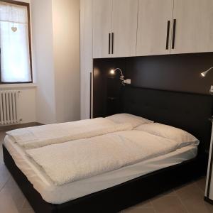 A bed or beds in a room at Casa La Pief 1 Giallo by Gardadomusmea