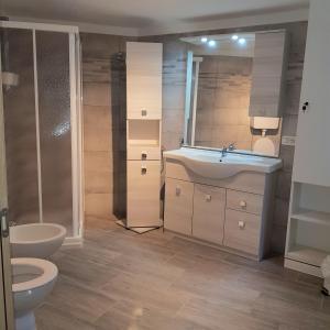 A bathroom at Casa La Pief 1 Giallo by Gardadomusmea
