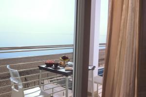 balcón con mesa y vistas al océano en Il Conero Mare en Numana