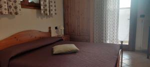 1 dormitorio con cama con almohada en Casa Luis, en Cividale del Friuli