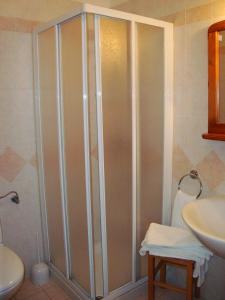 y baño con ducha, lavabo y aseo. en Casa Luis, en Cividale del Friuli
