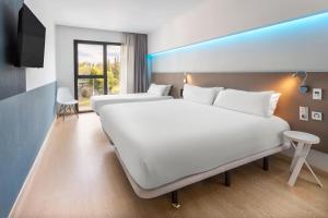 Ліжко або ліжка в номері B&B HOTEL Donostia Aeropuerto