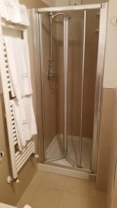 um chuveiro na casa de banho com toalhas brancas em Hotel Europa Beach Village em Giulianova