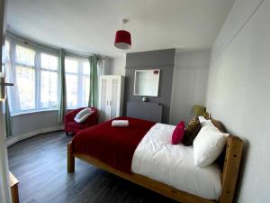 Exton House -Huku Kwetu 4 Bedroom House- Luton Airport - Group Accommodation - up to 7 peopleにあるベッド