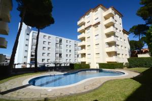 ein Gebäude mit einem Swimmingpool vor einem Gebäude in der Unterkunft San Enrique B 2-2 in L'Escala