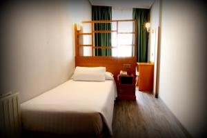 Posteľ alebo postele v izbe v ubytovaní Hotel Carbayon
